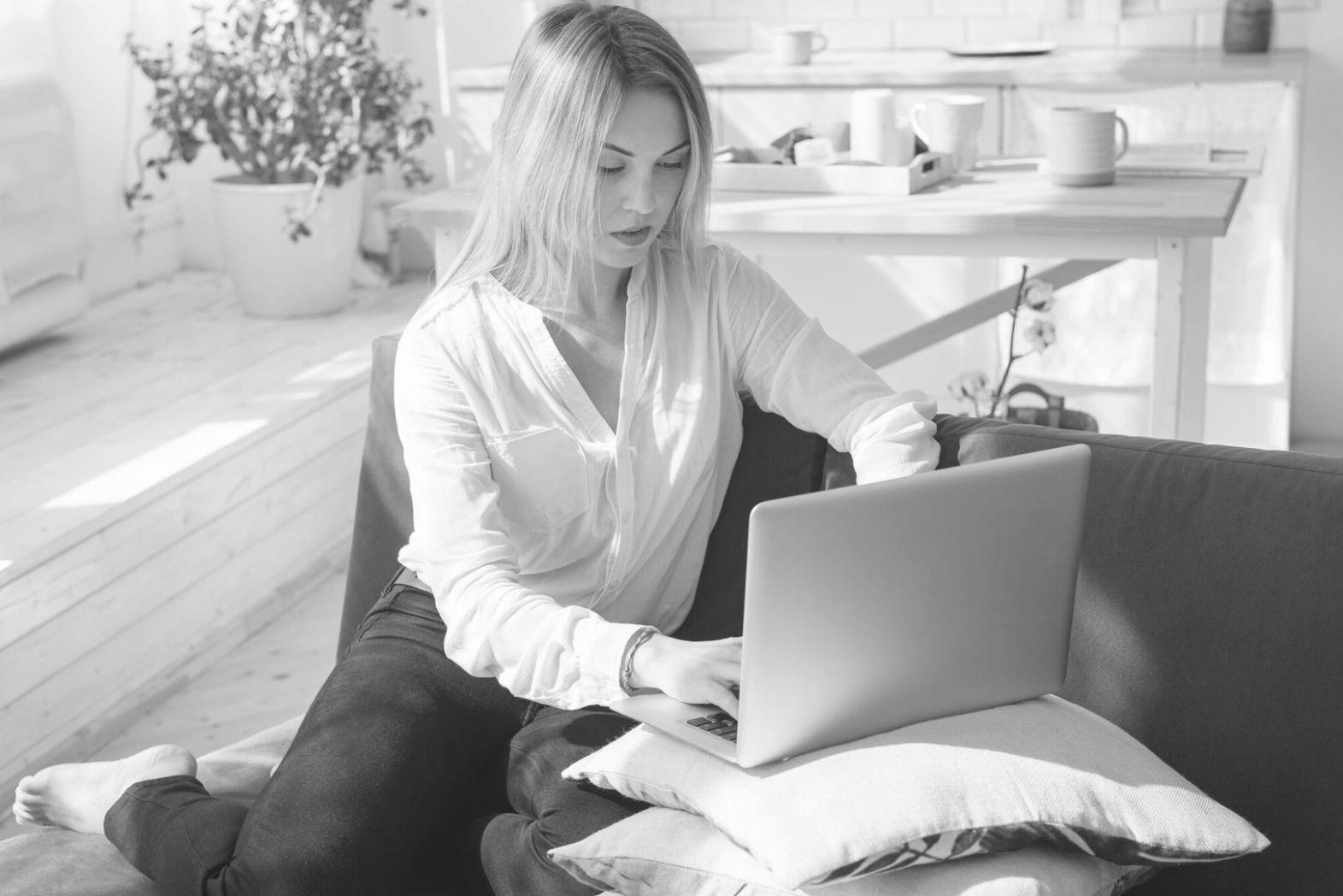 Современный офис с командой специалистов за работой